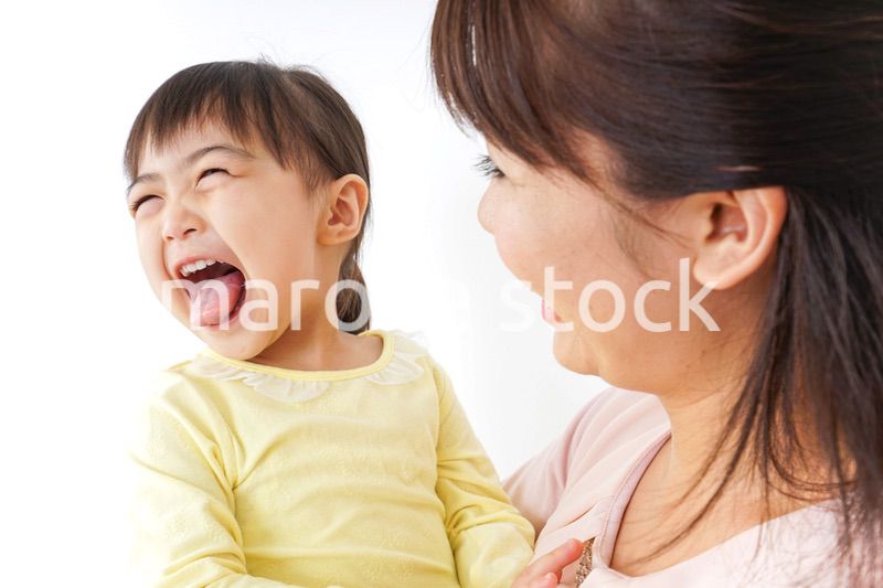 子どもを抱っこする母