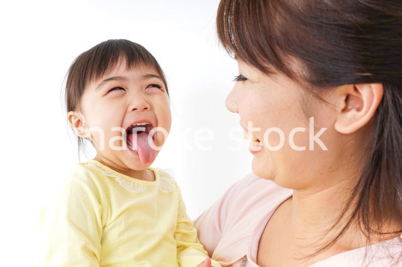 子どもを抱っこする母