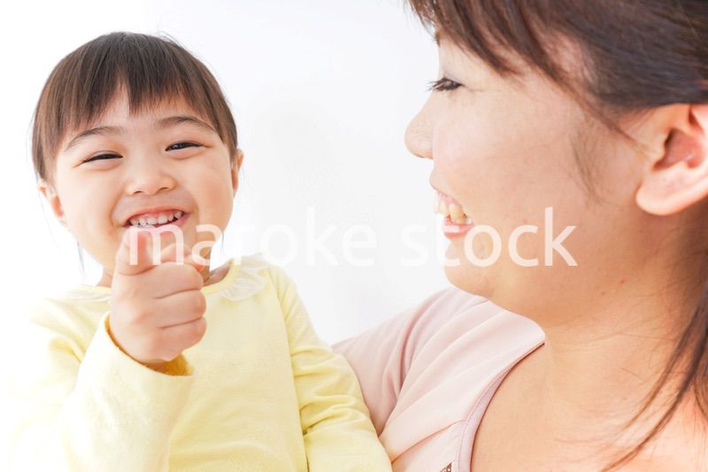 赤ちゃんを抱っこするお母さん