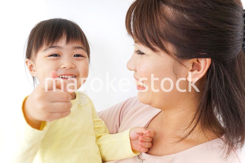 子どもを抱っこする母