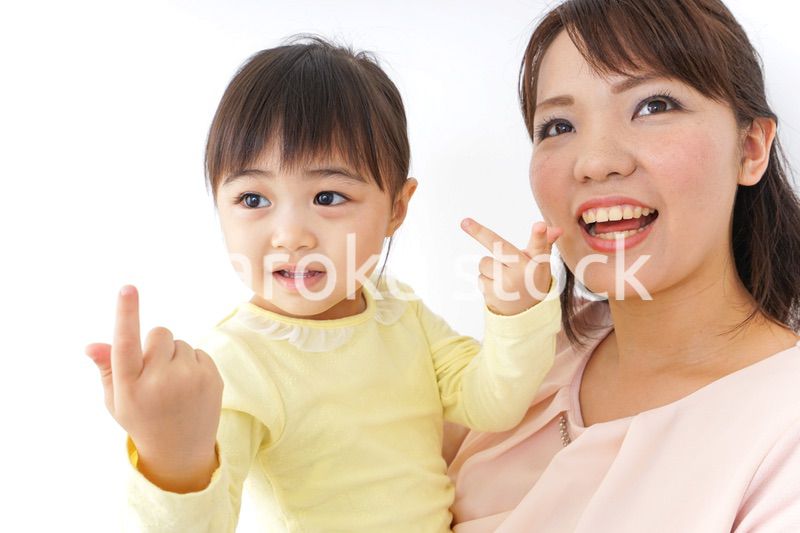 子どもを抱っこする母