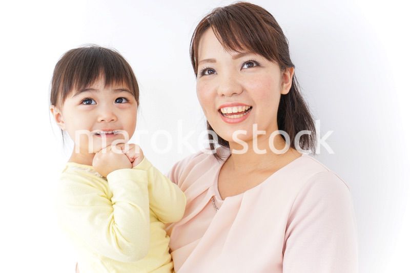 赤ちゃんを抱っこするお母さん