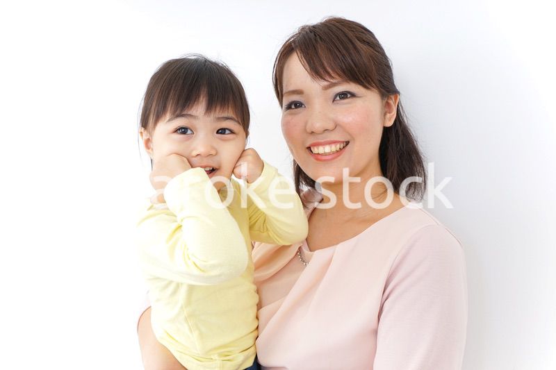 子どもを抱っこする母
