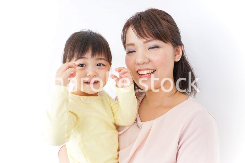 赤ちゃんを抱っこするお母さん