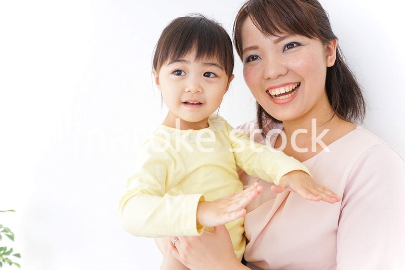 赤ちゃんを抱っこするお母さん