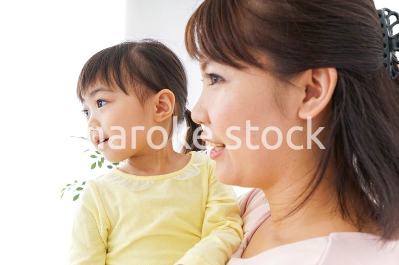 子どもを抱っこする母