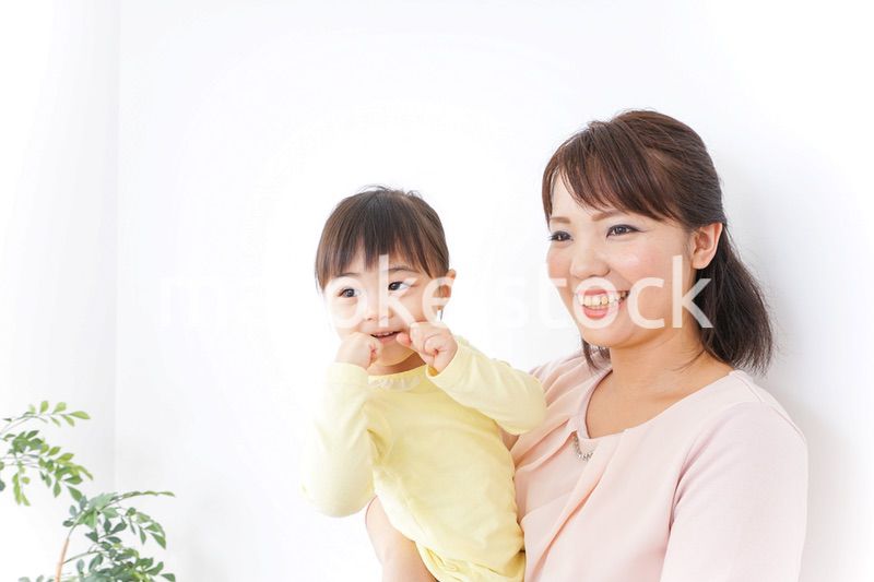 赤ちゃんを抱っこするお母さん
