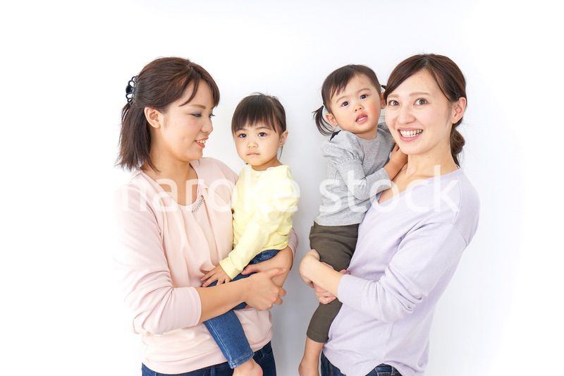 だっこをする2組の親子