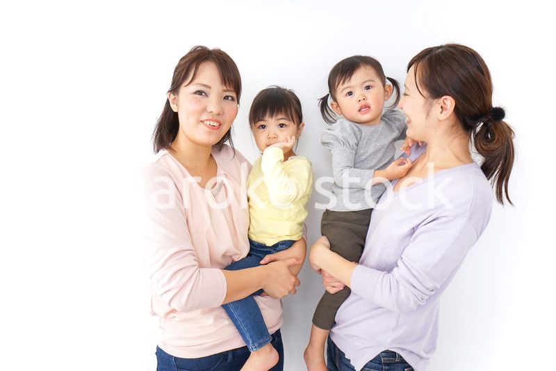 だっこをする2組の親子