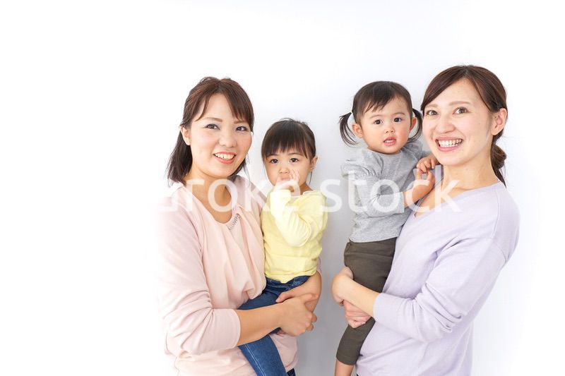 だっこをする2組の親子