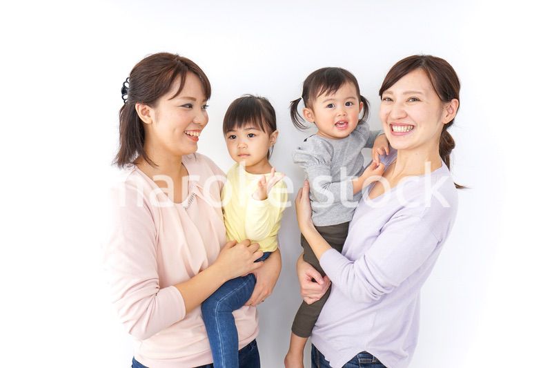 だっこをする2組の親子