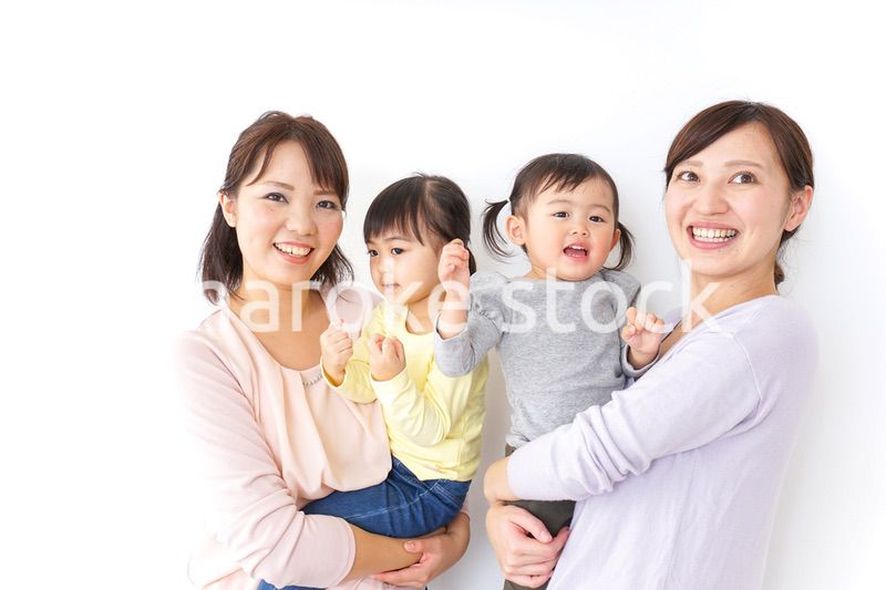 だっこをする2組の親子