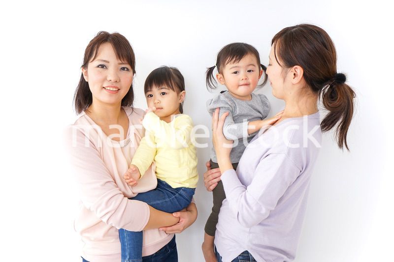 だっこをする2組の親子