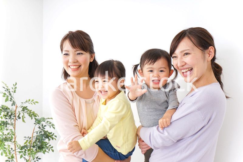 だっこをする2組の親子