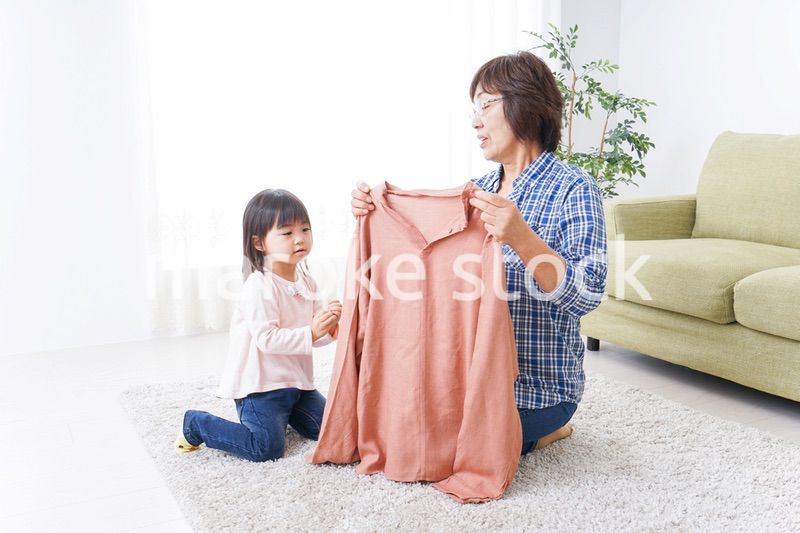 おばあちゃんと遊ぶ子供