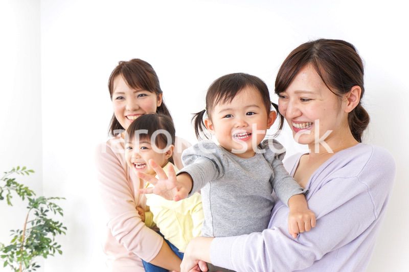 だっこをする2組の親子