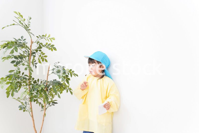 帽子をかぶった幼稚園児