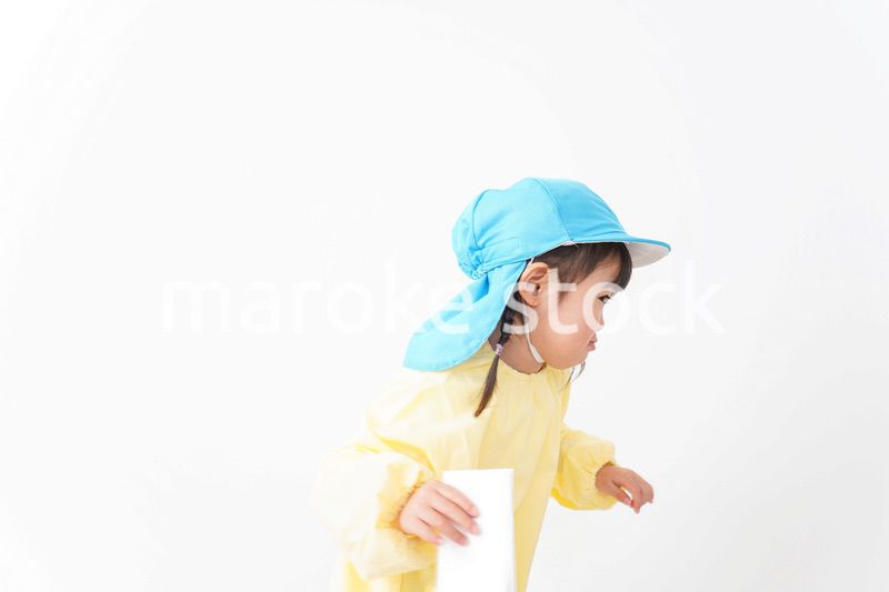 帽子をかぶった幼稚園児