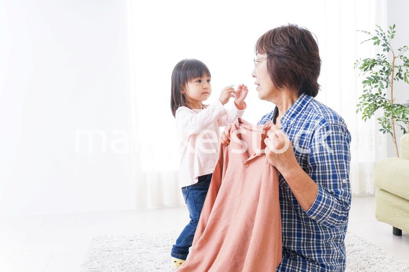 おばあちゃんと遊ぶ子供