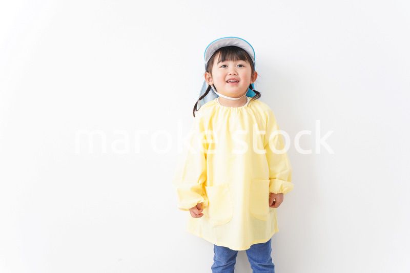 帽子をかぶった幼稚園児