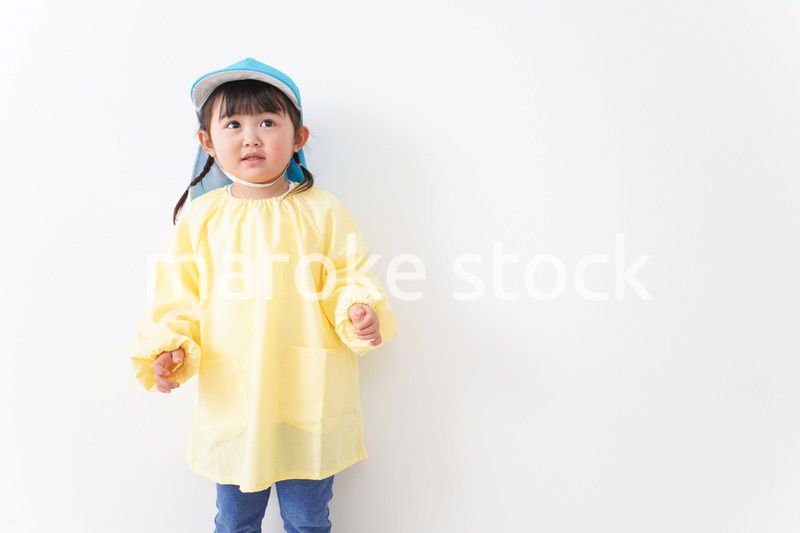 帽子をかぶった幼稚園児