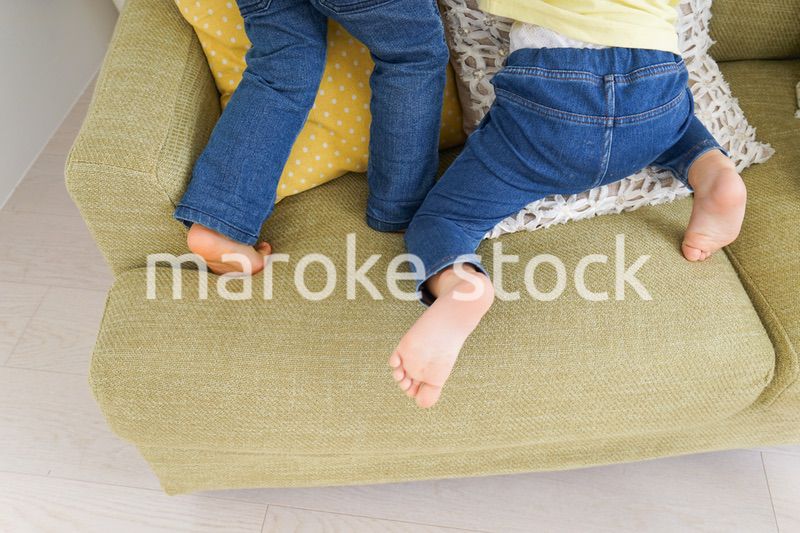 遊ぶ子どもの足