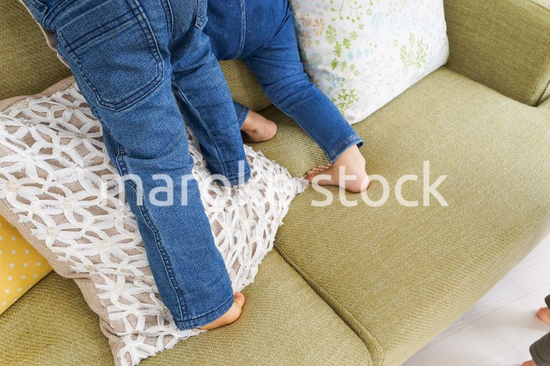 遊ぶ子どもの足