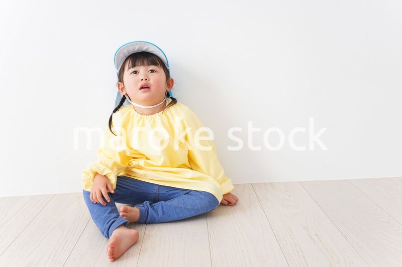 帽子をかぶった幼稚園児
