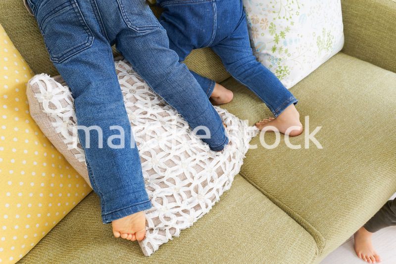 遊ぶ子どもの足