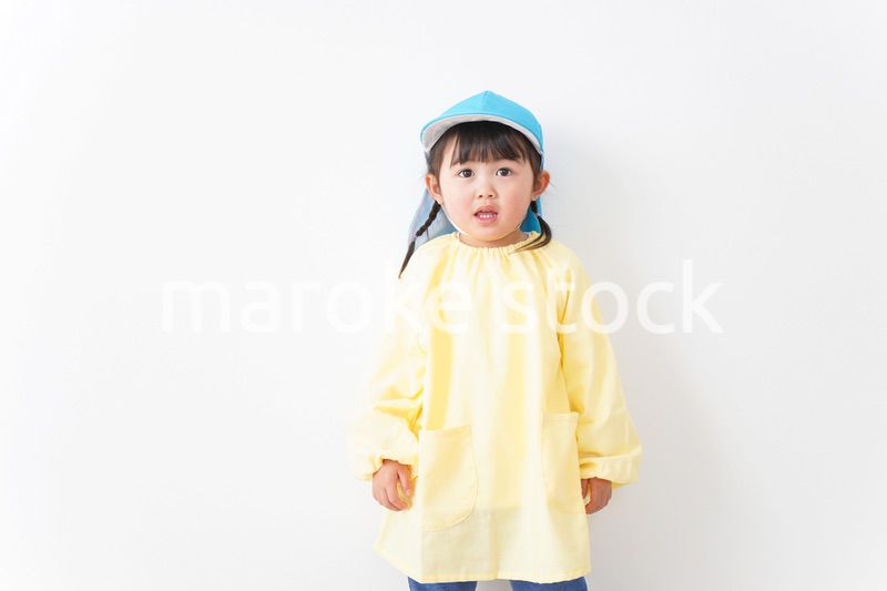 帽子をかぶった幼稚園児