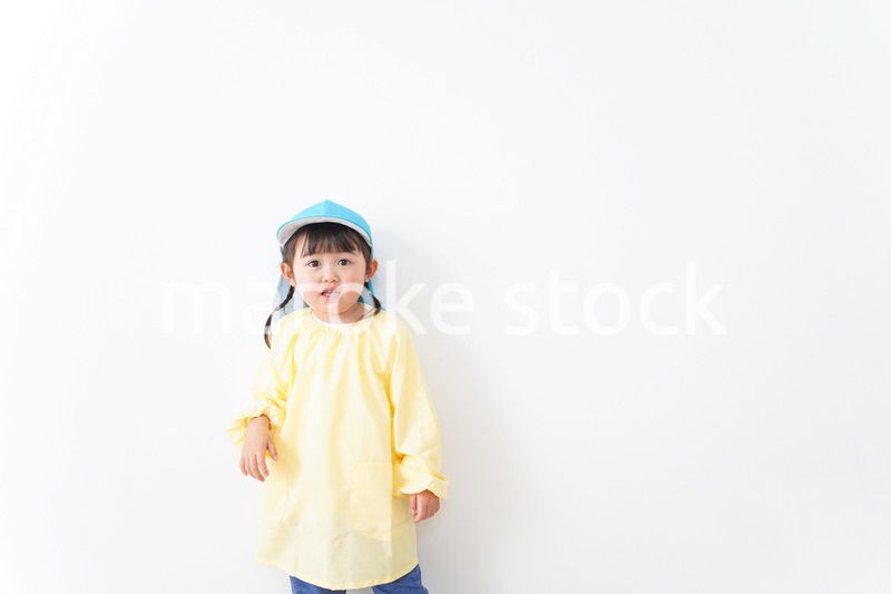 帽子をかぶった幼稚園児
