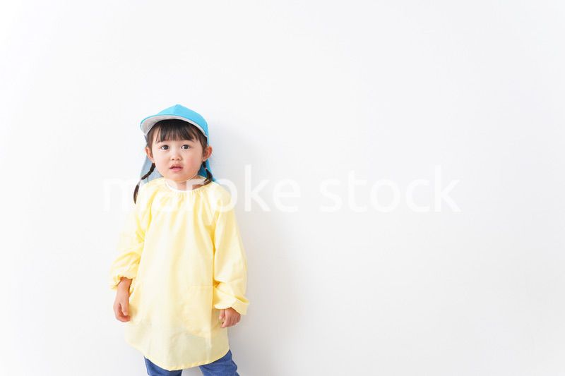 帽子をかぶった幼稚園児