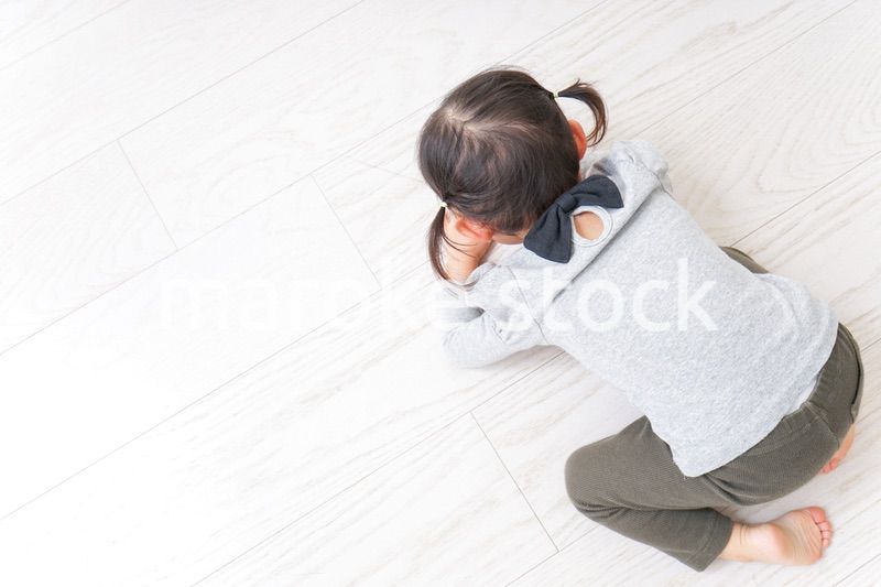 泣きわめく子供