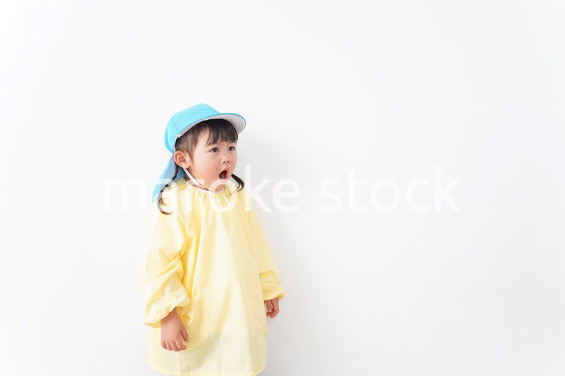 帽子をかぶった幼稚園児