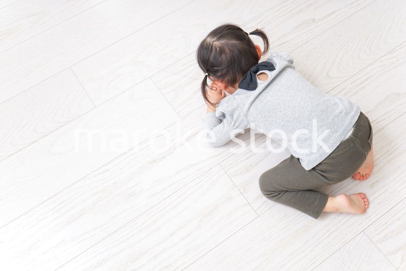 泣きわめく子供