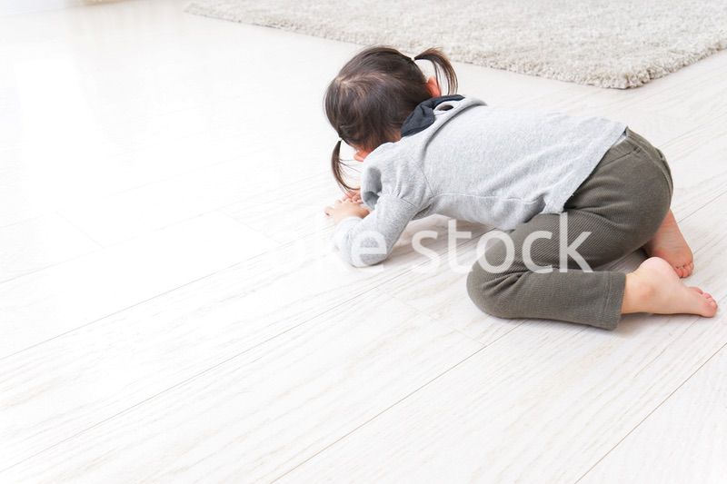 泣きわめく子供