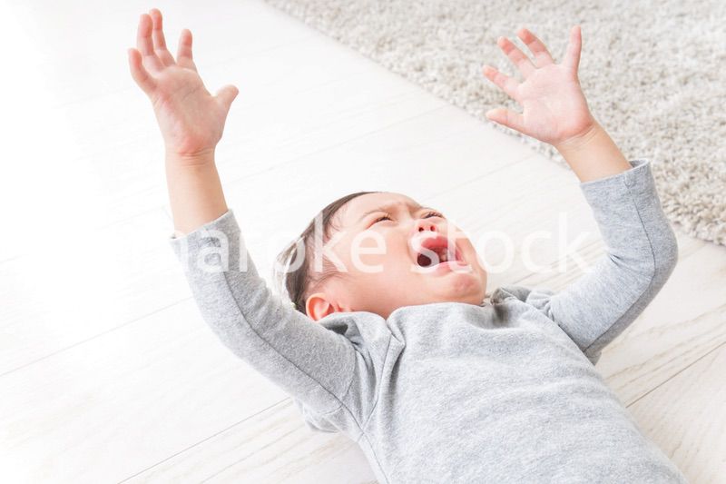 泣きわめく子供