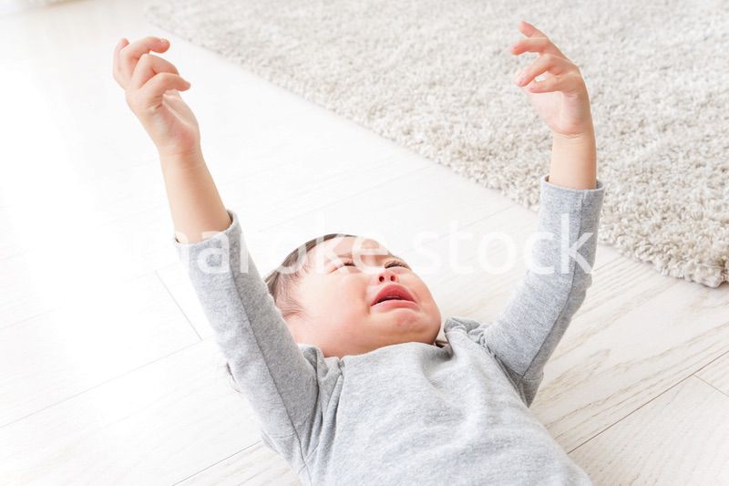 泣きわめく子供