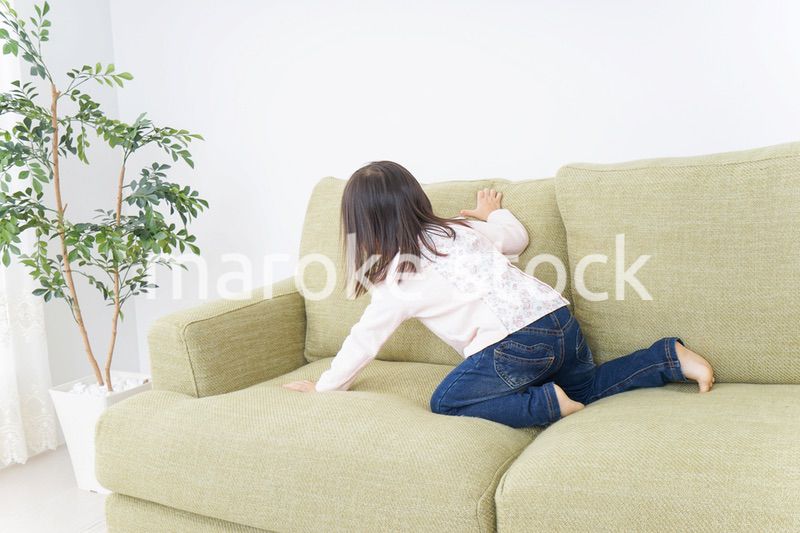 部屋で一人で遊ぶ子供