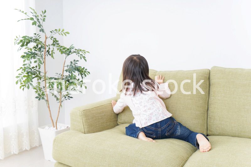 部屋で一人で遊ぶ子供