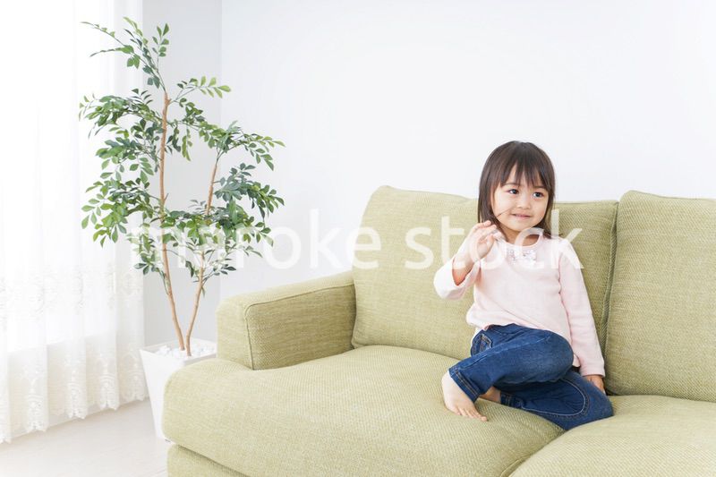 部屋で一人で遊ぶ子供