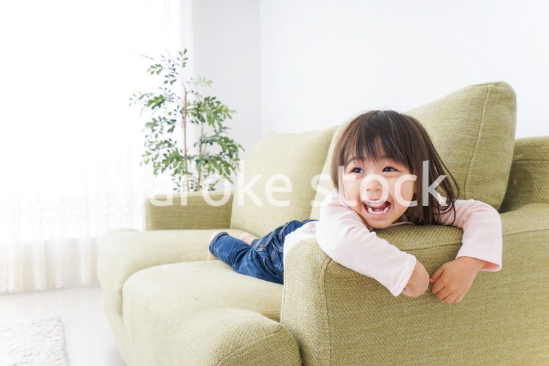 部屋で一人で遊ぶ子供