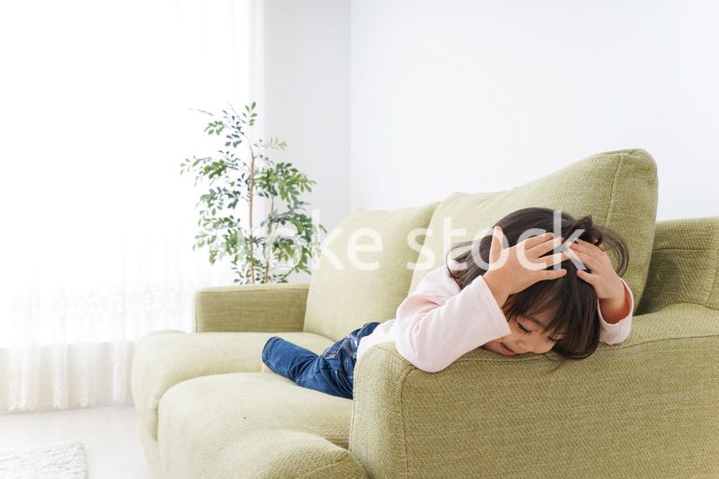 部屋で一人で遊ぶ子供