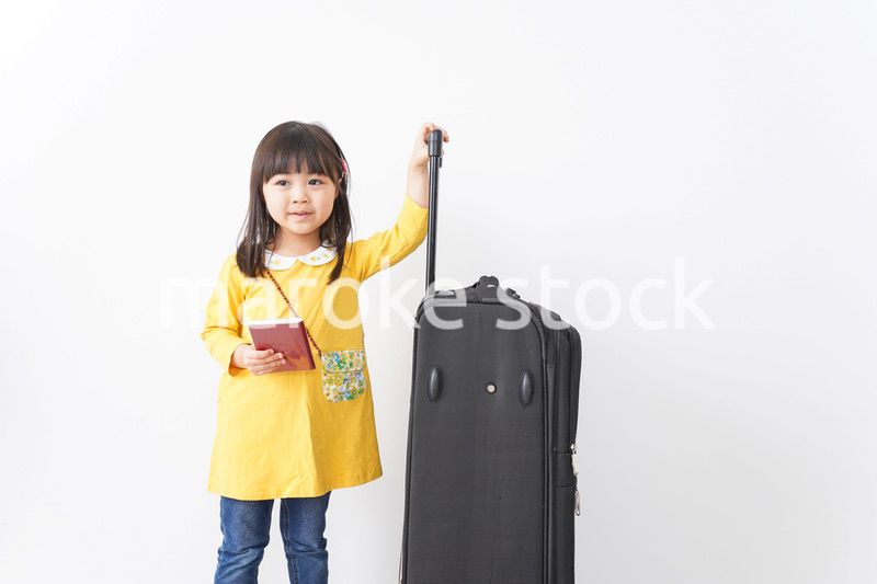 海外旅行に行く子ども