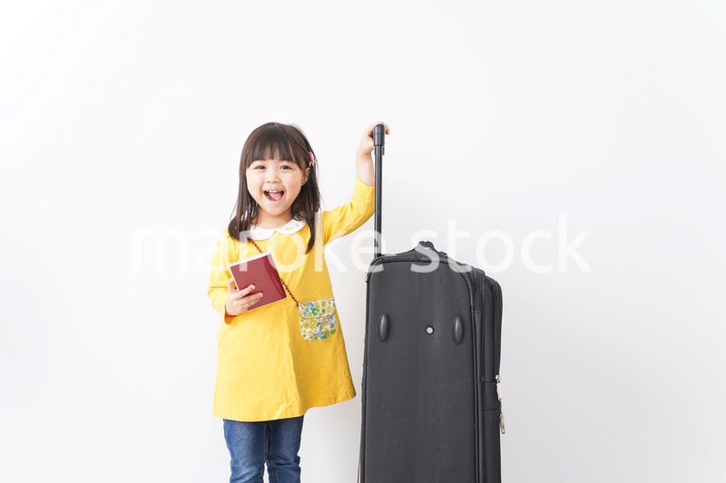 海外旅行に行く子ども