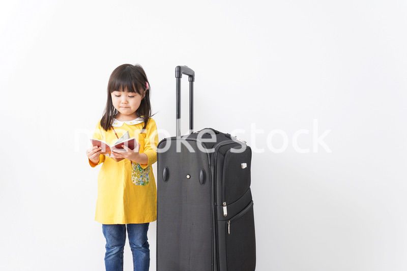 海外旅行に行く子ども