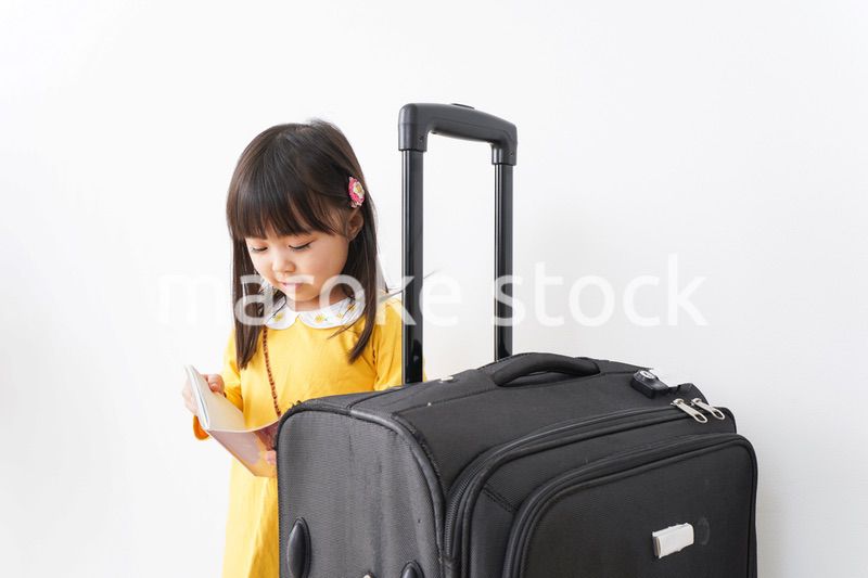 海外旅行に行く子ども