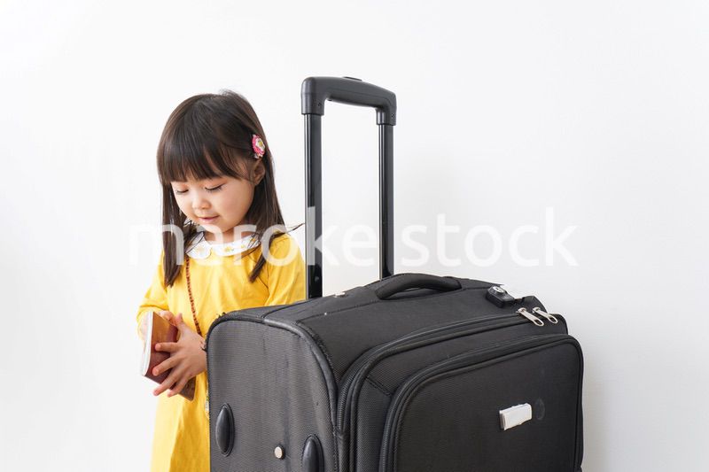 海外旅行に行く子ども