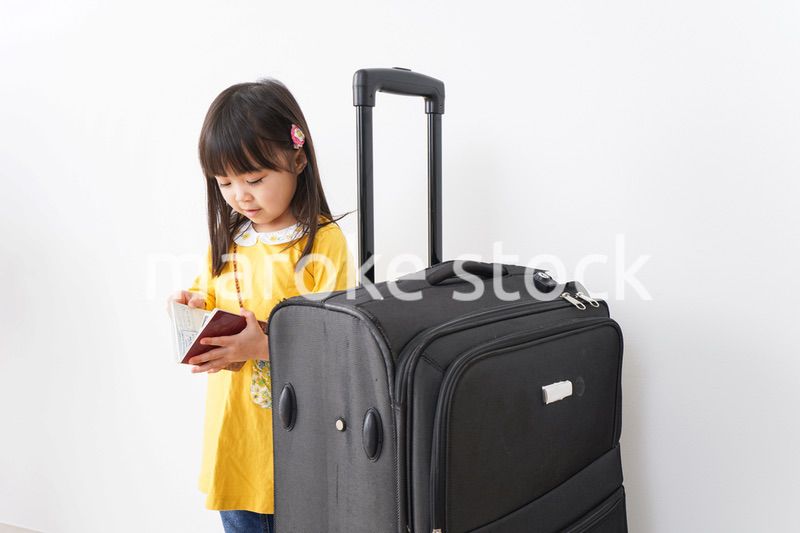 海外旅行に行く子ども