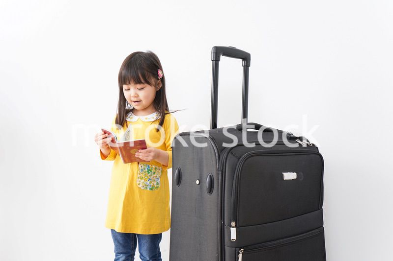 海外旅行に行く子ども